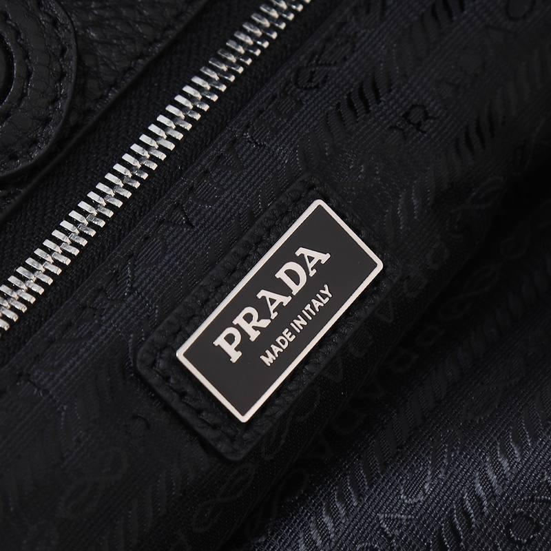 Prada logo-embossed leather tote bag - Banlieue91