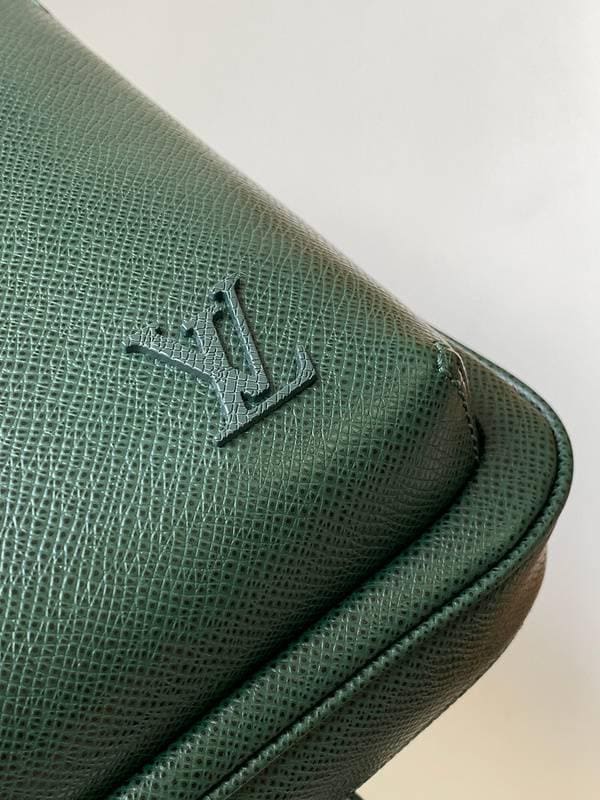 Louis Vuitton Avenue sling leather bag | Banlieue91