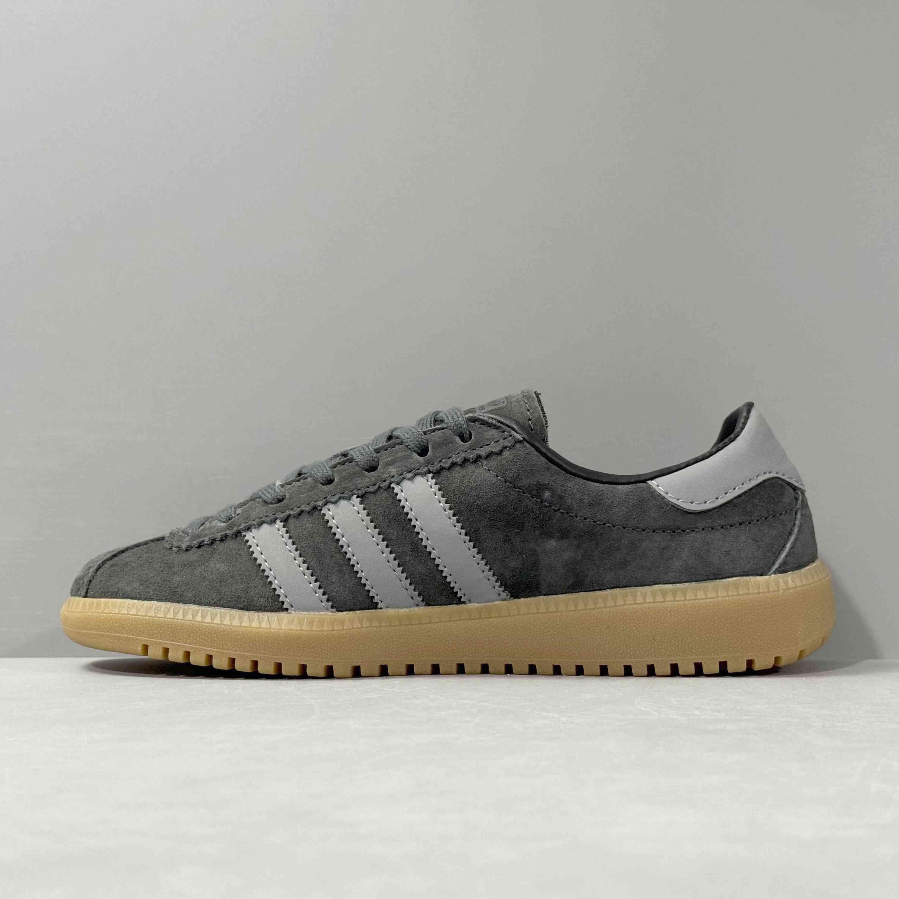 Adidas Originals Bermuda 'Carbon, Grey Four & Gum' - Banlieue91