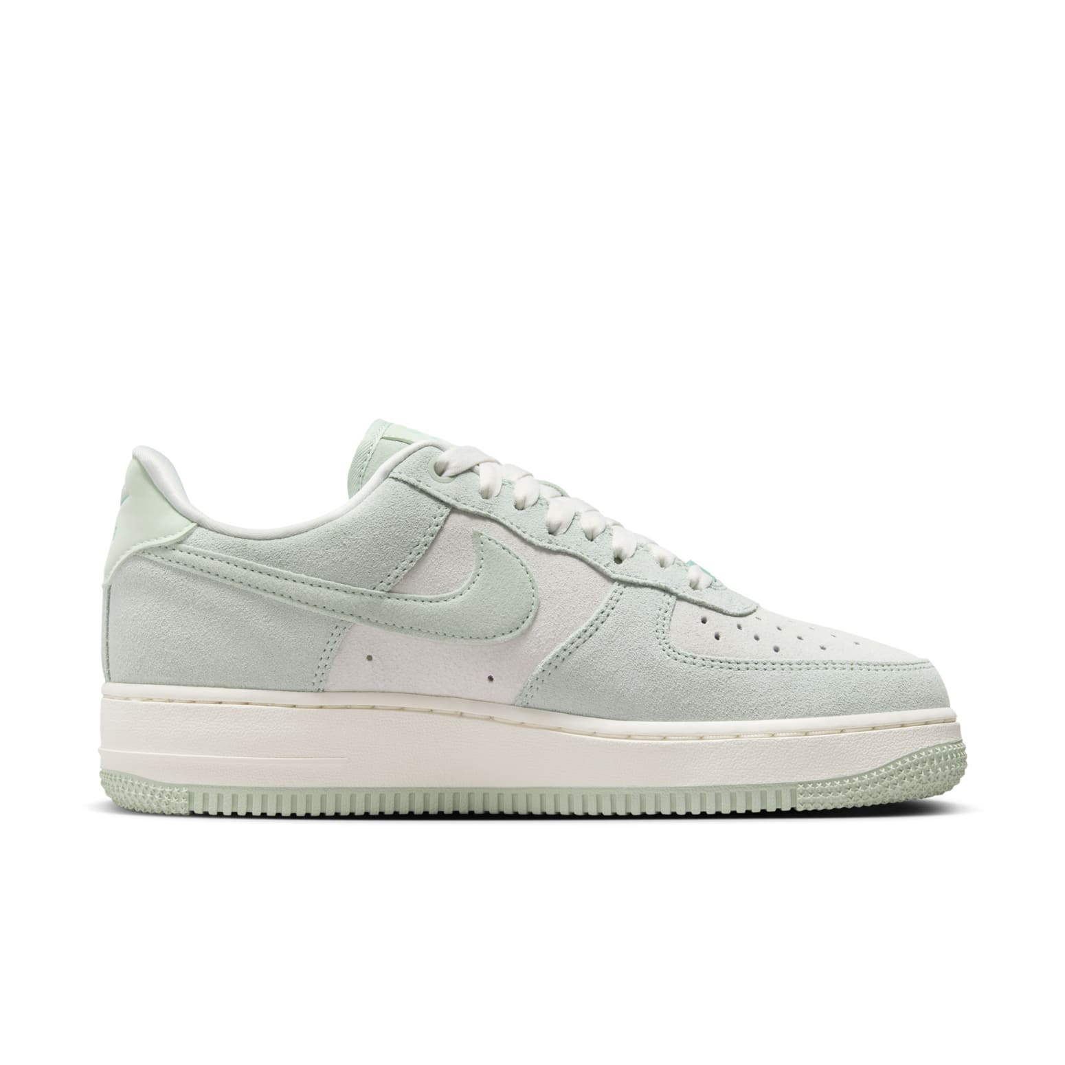 Nike Air Force 1 '07 SE 'Spruce Aura Pistachio Frost' stylish sneaker design with a fresh green colorway.