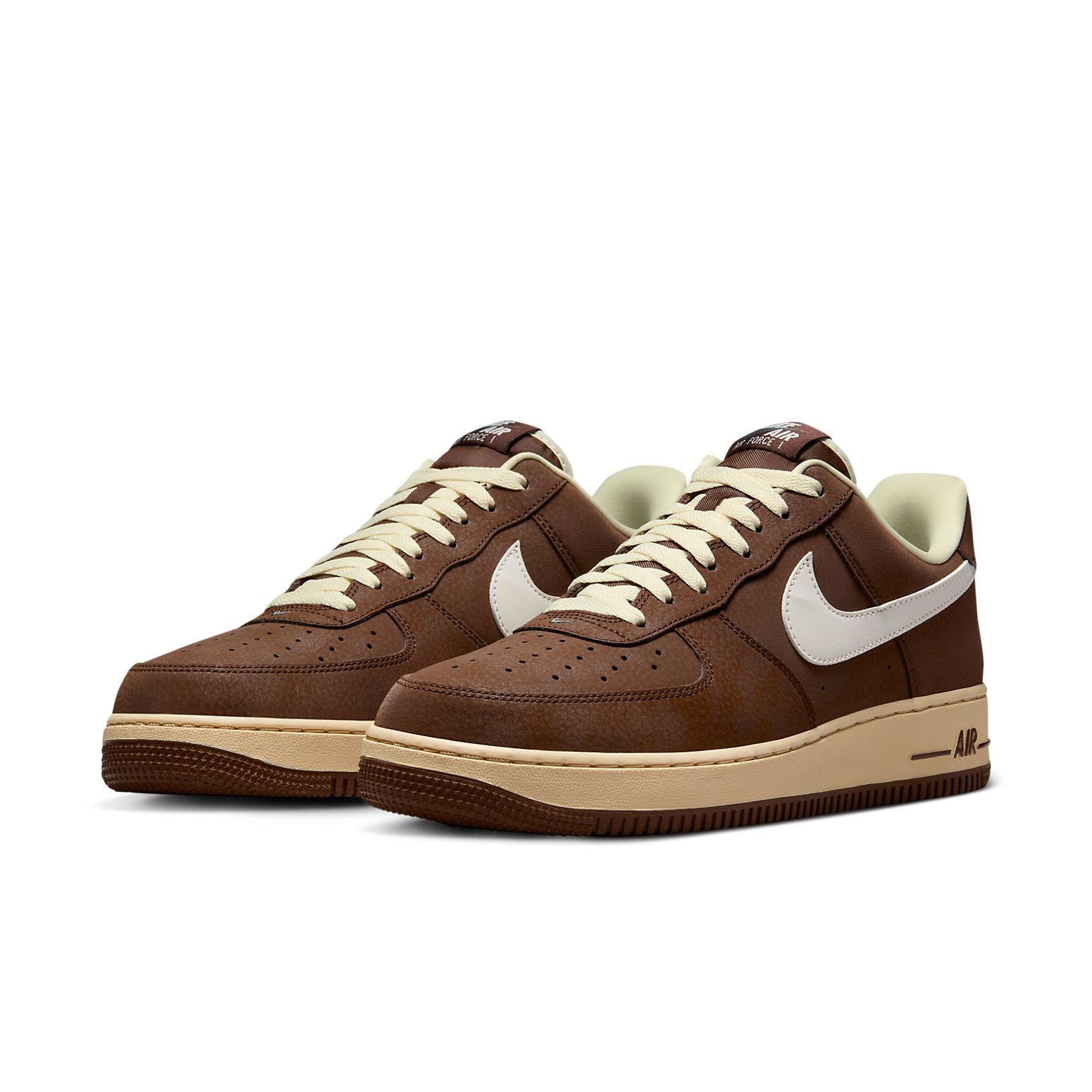Side view of the Air Force 1 '07 'Cacao Wow' showcasing its breathable toebox and padded collar for enhanced comfort.
