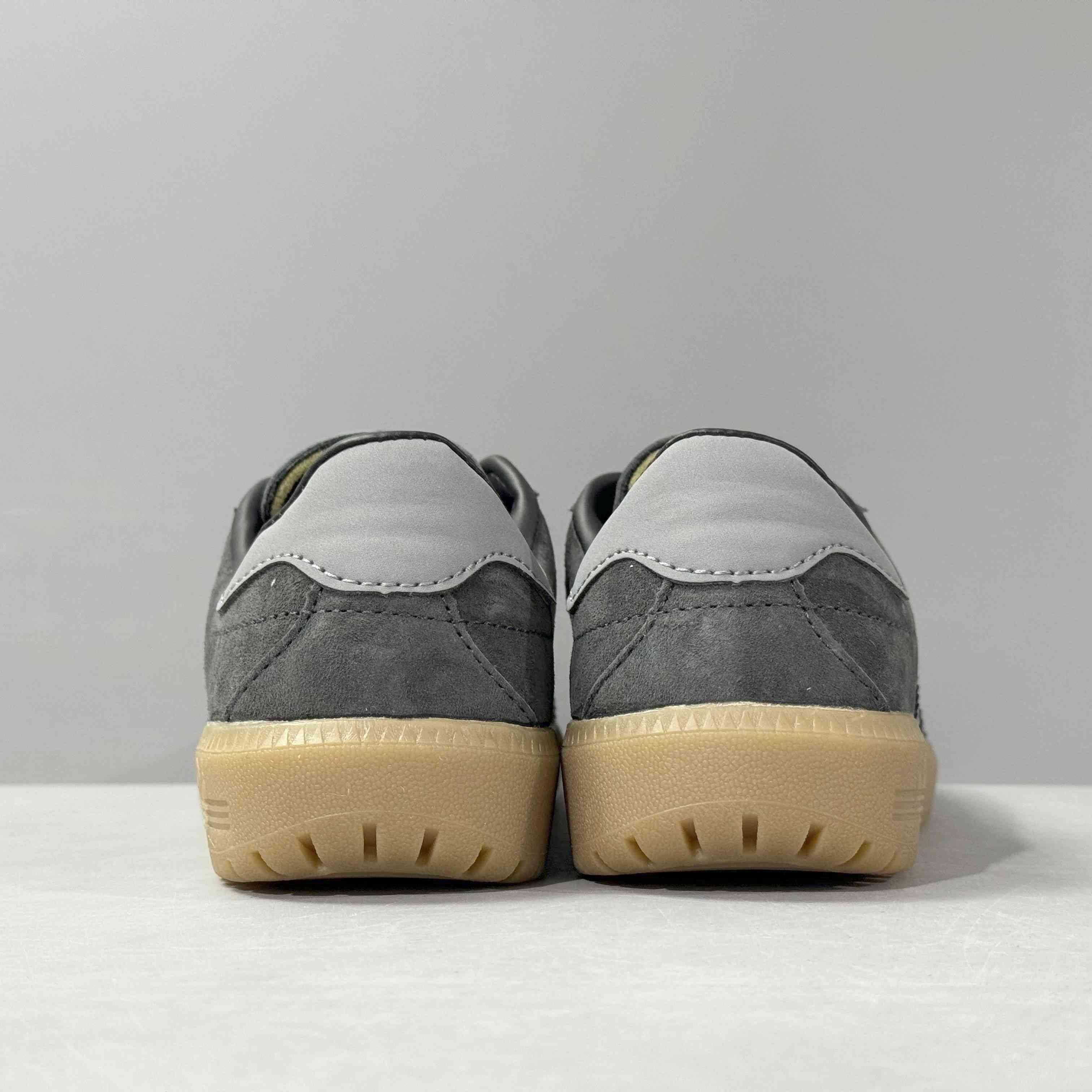 Adidas Originals Bermuda 'Carbon, Grey Four & Gum' - Banlieue91