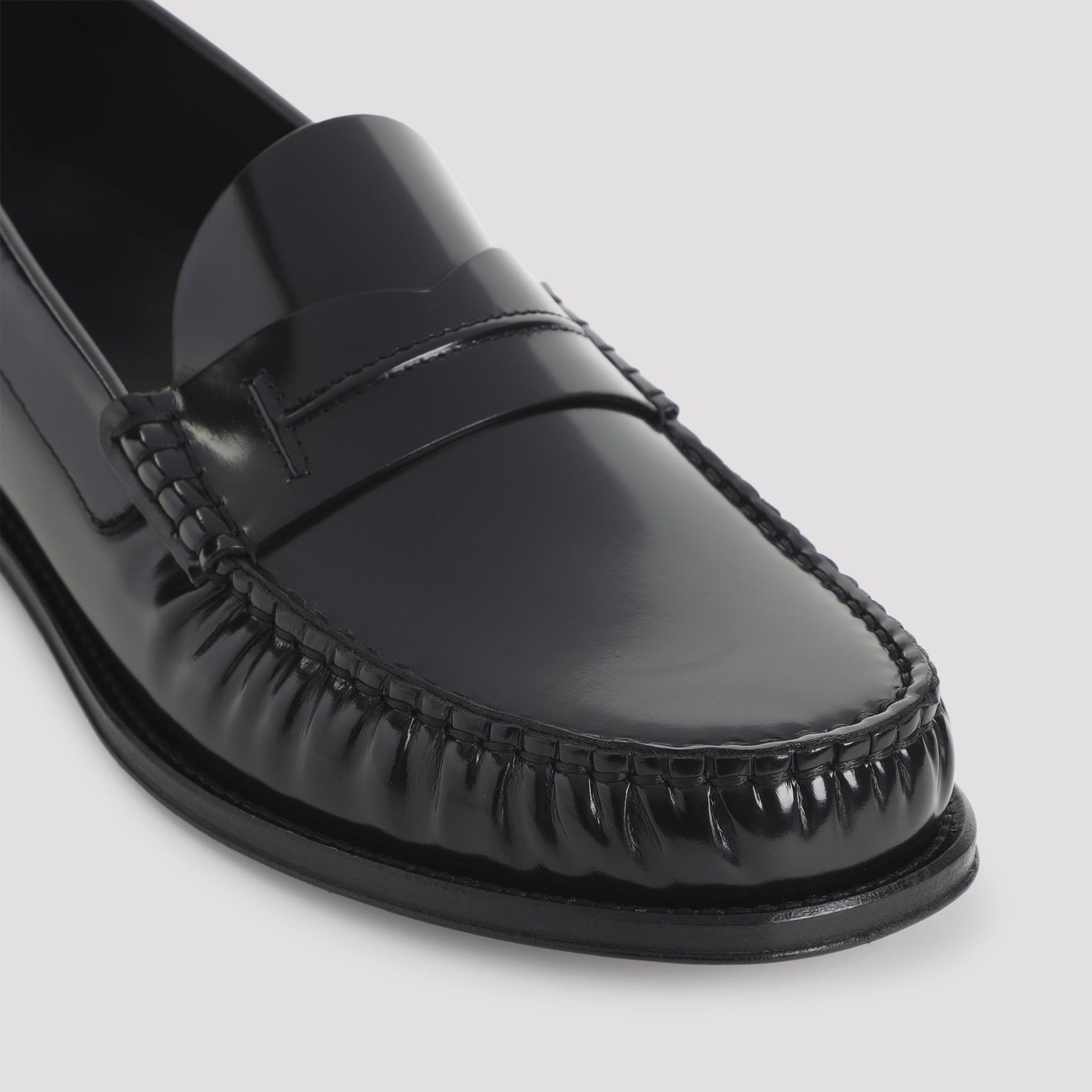 TOM FORD Elegant Leather Loafers for Men - Banlieue91 -