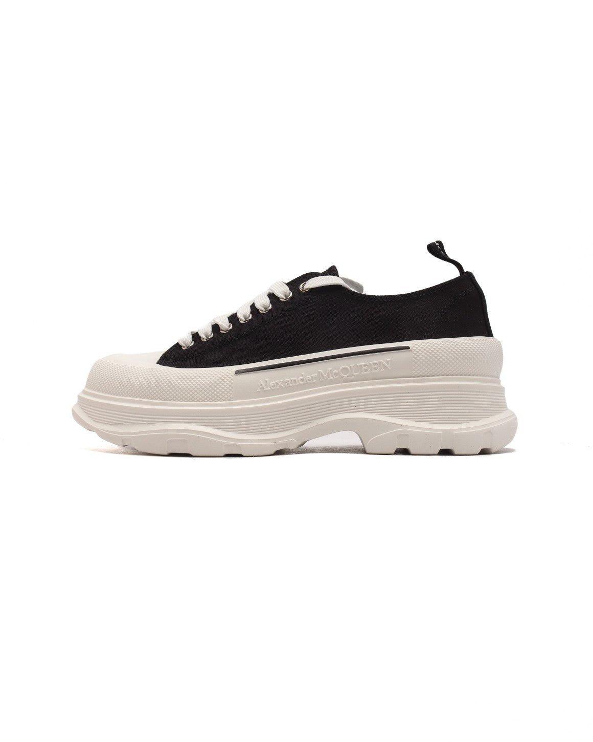 Alexander McQueen Women Tread Slick lace-up Sneakers 'Black/White' - Banlieue91