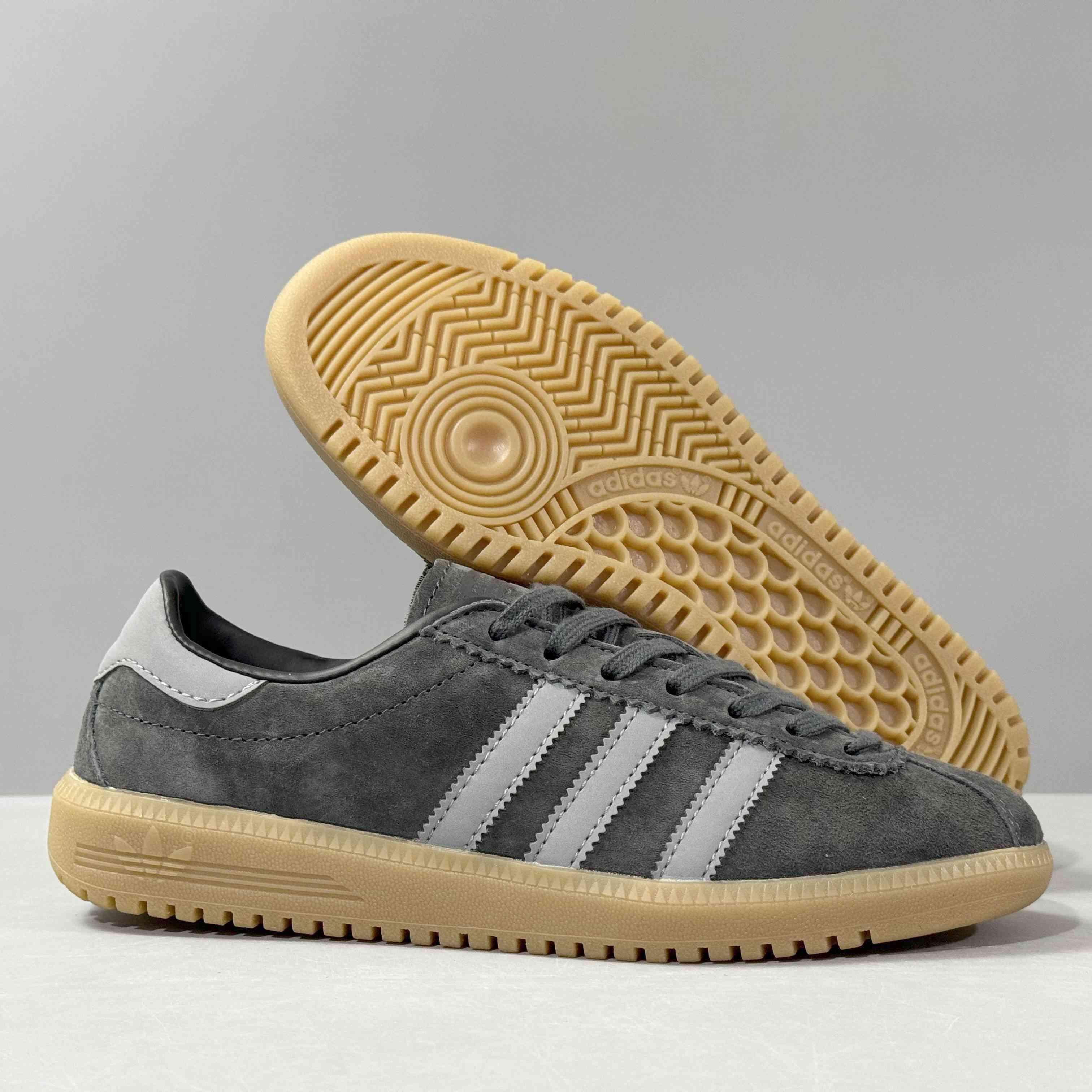 Adidas Originals Bermuda 'Carbon, Grey Four & Gum' - Banlieue91